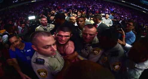بالفيديو.. نهائي بطولة UFC.. حبيب يذل منافسه ويعتدي على جمهوره